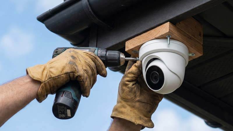 профессиональный монтаж уличной камеры видеонаблюдения под свесом крыши